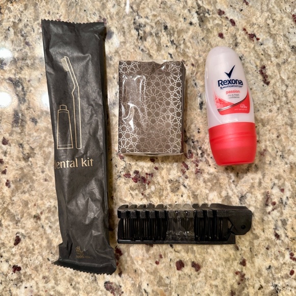 BVLGARI | Emirates First Class Train Case Amenity Kit for Women - Picture 12 of 12